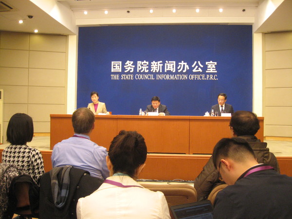 国务院医改办主任、国家卫生计生委副主任王贺胜（中），食品药品监管总局副局长吴浈（右）介绍《关于进一步改革完善药品生产流通使用政策的若干意见》有关情况，并答记者问。人民政协网记者  张春莉  摄