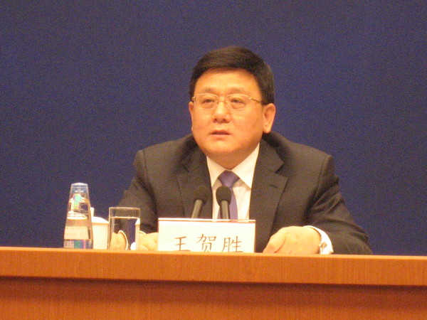 二、1月25日，国务院医改办主任、国家卫生计生委副主任王贺胜于国务院新闻办公室举行的吹风会上回答记者提问。  人民政协网记者  张春莉  摄