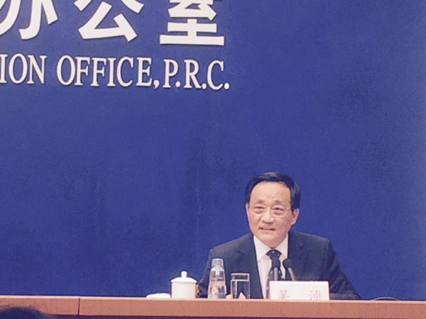 一、食品药品监管总局副局长吴浈回答记者提问。  人民政协网记者  张春莉  摄