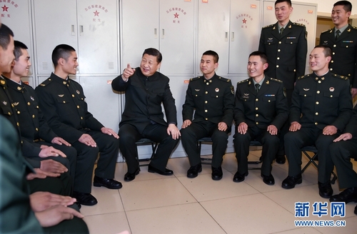 1月23日，习近平专程来到陆军第65集团军，深入基层连队，看望慰问官兵，代表党中央和中央军委，向全军指战员、武警部队官兵、民兵预备役人员致以诚挚问候和新春祝福。这是习近平在该集团军“大功三连”同官兵亲切交谈。新华社记者李刚摄