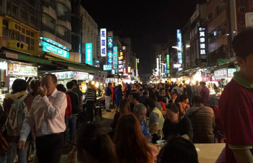 资料显示，东南亚客日均消费约新台币800至1000元，大陆游客约3000至4000元。(台湾《中时电子报》资料照/吕素丽 摄)