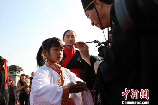 图为朱砂开智。　张远 摄