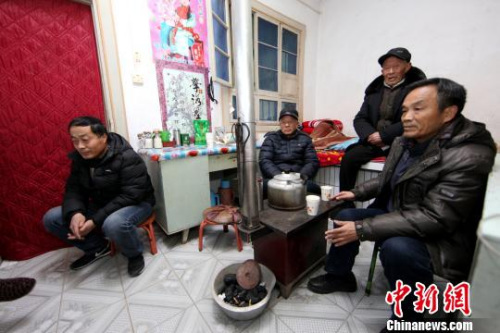 图为王琪的亲属们在向记者介绍情况。　张远 摄