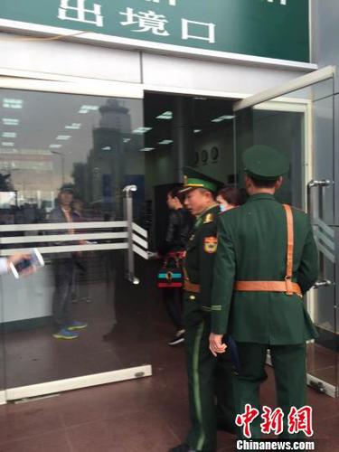 图为身穿制服的越方人员。　钟欣 摄