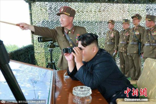2015年6月18日消息，据朝鲜《劳动新闻》报道，金正恩近日视察朝鲜炮兵射击比赛，与士兵合影留念喜笑颜开。 图片来源：CFP视觉中国