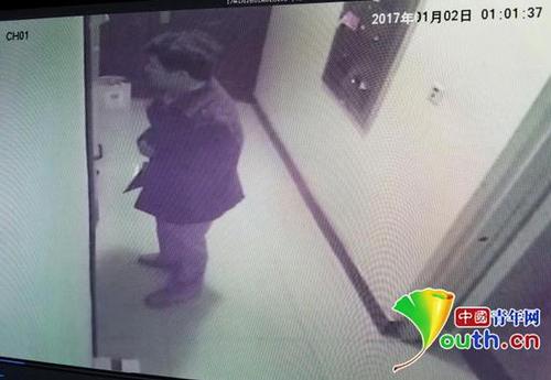 女子深夜坠亡男同学家 男方曾翻查女方门外垃圾桶