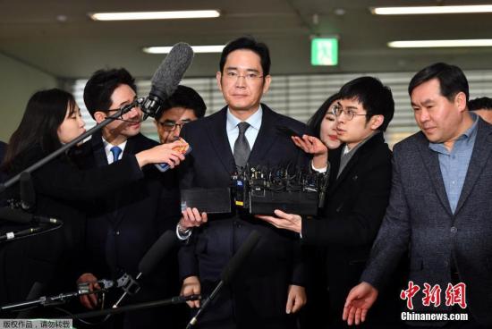 2月13日，据韩媒报道，负责调查总统亲信门的韩国独立检察组再次传唤三星电子副会长李在镕，全面调查其向总统朴槿惠和亲信门主角崔顺实行贿的嫌疑。据报道，这是独检组自上月16日向法院提请批捕被驳回后，时隔一个月再次传唤李在镕。