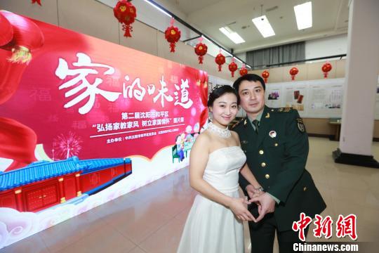 军人姚振峰和王晓雪在“家的味道”展览场地拍摄婚纱照。　乔羽 摄