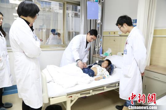 医生术后检查小明身体情况。　钟欣 摄