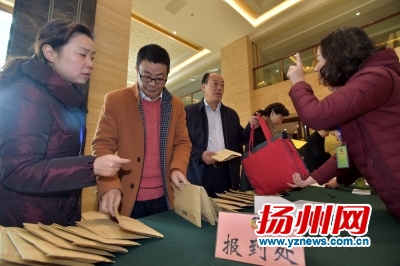 昨天，参加市政协八届一次会议的委员们陆续赶赴会议中心报到。董辉摄