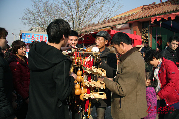 糖墩节现场走街串巷的货郎。