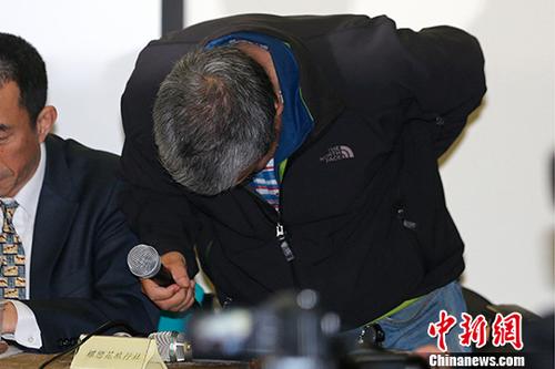 2月18日，台湾“2·13”游览车事故善后处理会在台北举行，蝶恋花旅行社创办人周比苍称散尽家财善后。<a target=&apos;_blank&apos; href=&apos;http://www.chinanews.com/&apos;><p align=