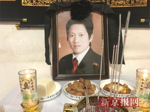 家属在出租屋搭设灵堂。新京报记者 曹晓波摄