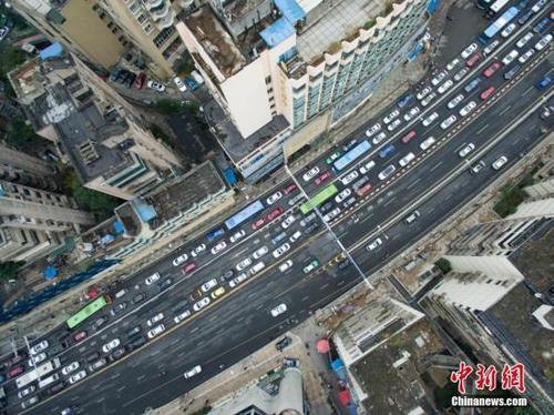 航拍路段堵车情况。 中新社记者 贺俊怡 摄