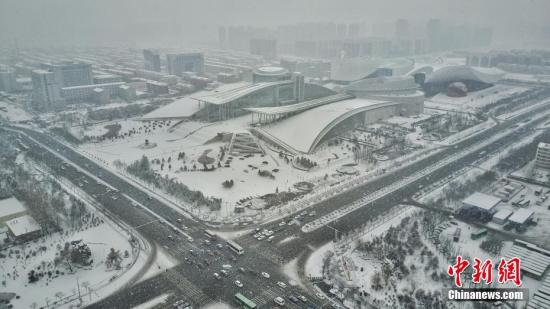 2月21日，呼和浩特降下大雪，交通受阻，市内快速路全线封闭，当地气象部门发布暴雪黄色预警与道路结冰黄色预警信号。徐小钢 摄