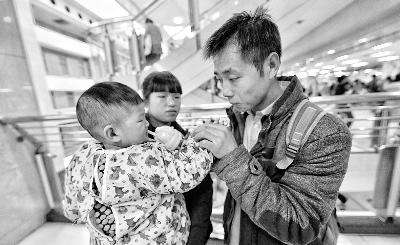 打股救子爸爸带儿返京手术