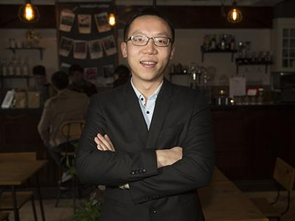 彬彬有礼、谈吐得体，这是许多人对黄于于的第一印象。皮肤白皙的他总是戴着眼镜，也喜欢穿西服。