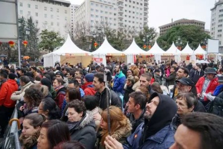 当地时间12日傍晚，在位于马德里市中心的西班牙广场，“四海同春”欧洲二团巡演圆满收官。