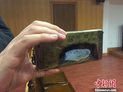 2017年2月22日，上海首起因使用三星Note7手机爆炸而诉至法院的案件在上海市金山区法院开庭。这起曾引起媒体广泛关注的案件当庭和解，三星公司返还购机款，并按购机款三倍予以赔偿。图为发生自燃的三星NOTE7手机。　李姝徵 摄
