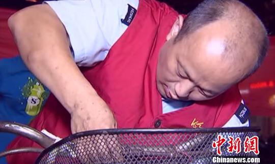 孔胜东在义务修车。杭州市纪委