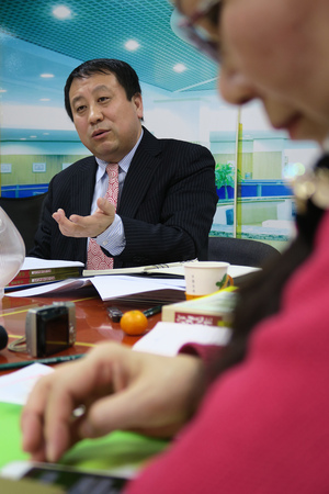 一、北京市怀柔区政协委员、中国照明学会新能源照明专业委员会副主任、北京博龙阳光新能源高科技有限公司董事长高旭明向记者介绍新能源走出去战略发展路径。　新华社记者　　李明放　摄影　