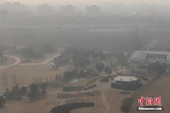 2月15日，北京当日迎来新一轮雾霾污染高峰，主要城区空气污染指数普遍逼近或超过300，当地也在14日10时发布了空气重污染黄色预警。据悉，2月14日至16日，包括北京地区在内，华北中南部、黄淮西部、陕西关中等地均出现比较明显的雾霾天气过程。 中新社记者 崔楠 摄