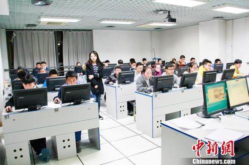 图为考生测试综合素质。　西安交大 供图 摄