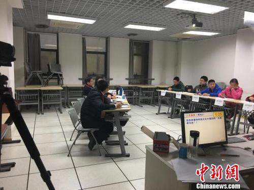 图为面试现场。　党田野 摄