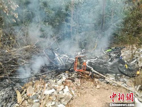 图说：残火刚刚被扑灭，仍有浓烟冒起，现场一片狼藉。　钟欣 摄