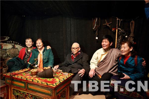 △图为西藏自治区党委原第一书记阴法唐与夫人李国柱走进展厅里的牦牛帐篷，回忆当年在西藏的工作生活，摄影：陈卫国_副本