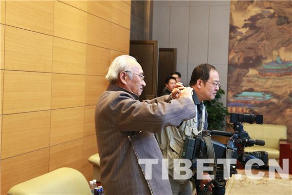 △图为张小平在活动现场，摄影：陈卫国