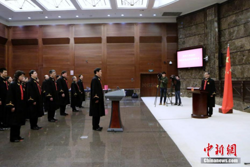 资料图：中国最高人民法院举行新任法官宪法宣誓活动。<a target='_blank' href='http://www.chinanews.com/'>中新社</a>记者 李慧思 摄