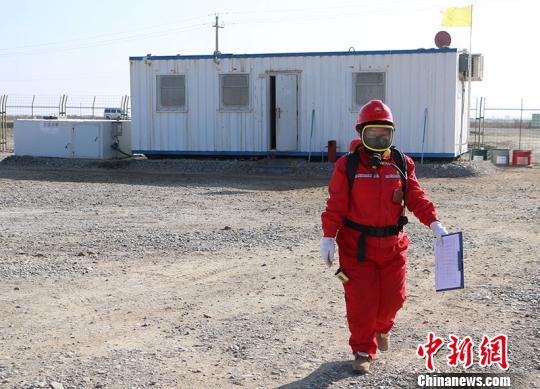 塔里木油田上的守井人：24小时不间断值守（图）