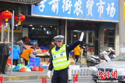 无锡“网红”辅警用16年时间诠释敬业生日当天退休