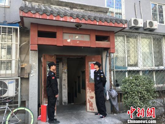 28日，天安门旁最大的地下空间——和平门小区地下空间住人“清零”，今年累计清理拆除近14000平米。图为工作人员把守在小区地下室入口。　曾鼐 摄