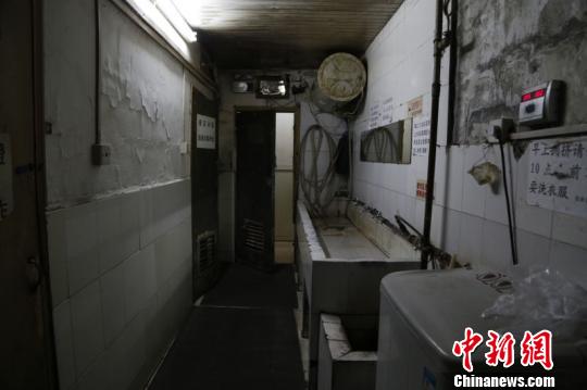 28日，天安门旁最大的地下空间——和平门小区地下空间住人“清零”，今年累计清理拆除近14000平米。图为地下室违规隔断房。　曾鼐 摄