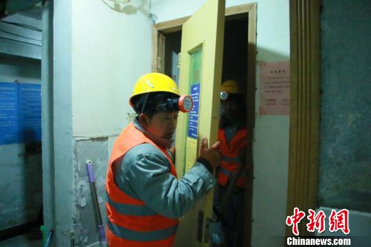 28日，天安门旁最大的地下空间——和平门小区地下空间住人“清零”，今年累计清理拆除近14000平米。图为工作人员进行拆除整治。　曾鼐 摄