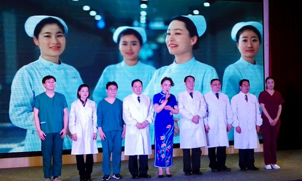 １４、苏州大学附属一院医务人员成功救助了血液病患者。图为群英亮相“听书记说”现场交流讲台，展示了医务工作者人文大爱的奉献精神，奏响了一曲新时代慈爱群英谱。隋芳　摄影