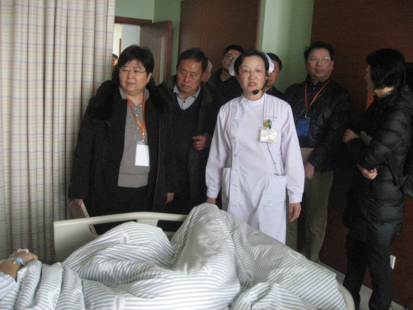 １２、２５号下午，“听书记说”现场交流会后，政促会领导和与会代表参观了苏州大学附属第一医院。人民政协网记者　张春莉　摄影