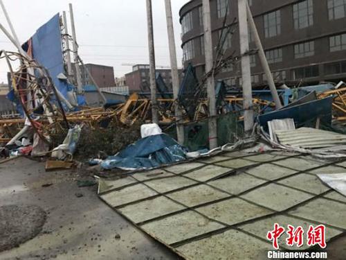 在盐城阜宁城南，狂风过后，地上一片狼藉。　朱晓东 摄