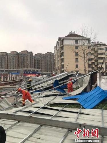 狂风过后，消防官兵正在盐城阜宁城南清理现场。　朱晓东 摄