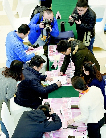 3月1日，来自河南的全国政协委员抵达北京，出席全国政协十二届五次会议。