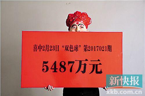 兑奖时,5525万元大奖得主戴上福彩中心事先准备的面具,竖起羽绒服毛领,将自己遮挡得严严实实,任由现场记者拍照。
