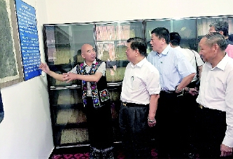     全国政协调研组在云南昆明调研，听取当地少数民族文化保护情况介绍。