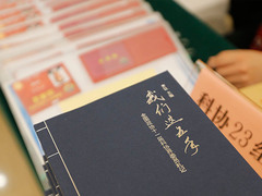 探访政协住地：媒体追采报到委员 