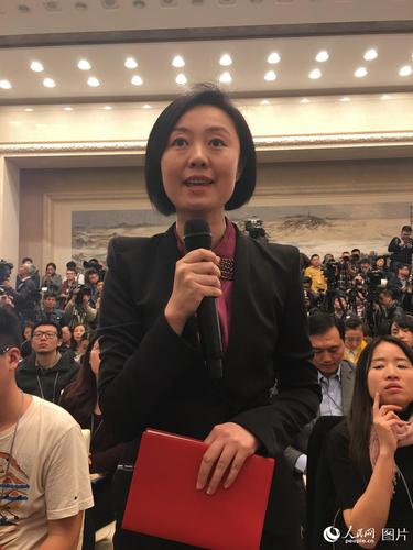 图为中央电视台记者提问