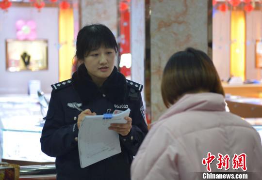 “80”后女警悄悄撒播大爱受助女童深情唤其“妈妈”