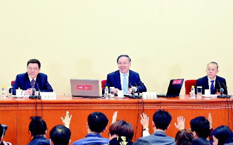 ▲3月2日，全国政协十二届五次会议新闻发布会在北京人民大会堂举行，大会新闻发言人王国庆介绍会议有关情况并回答中外记者提问。  本报记者  贾宁  摄