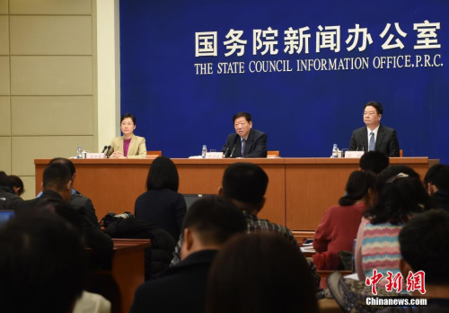 3月1日，国务院新闻办公室在北京举行新闻发布会，人社部部长尹蔚民、副部长游钧回答记者问。<a target='_blank' href='http://www.chinanews.com/'>中新社</a>记者 张勤 摄