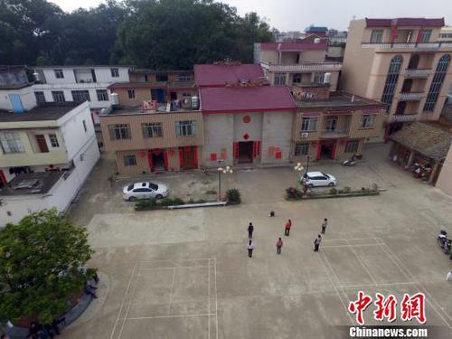 航拍石坑屯，只见村中小洋楼林立。　蒋雪林 摄